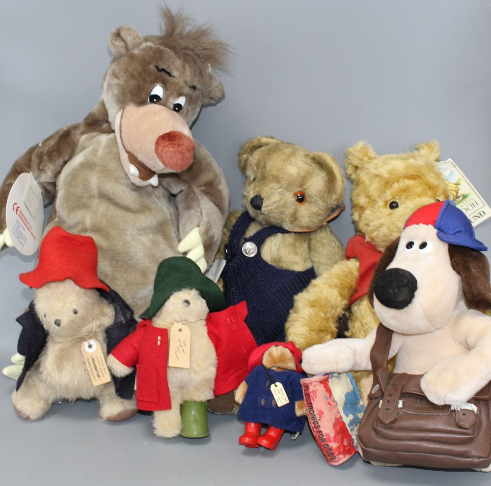 A Baloo pyjama case, a Schoolboy Scout Gromet, a Gund Winnie The Pooh, three small Paddingtons and a bear